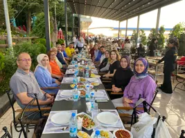 Kırıkkale Üniversitesi Delice Meslek Yüksekokulunda uzun yıllar boyunca kurumumuza hizmet veren  Hasan SIRAKAYA için emeklilik veda yemeği düzenledi.